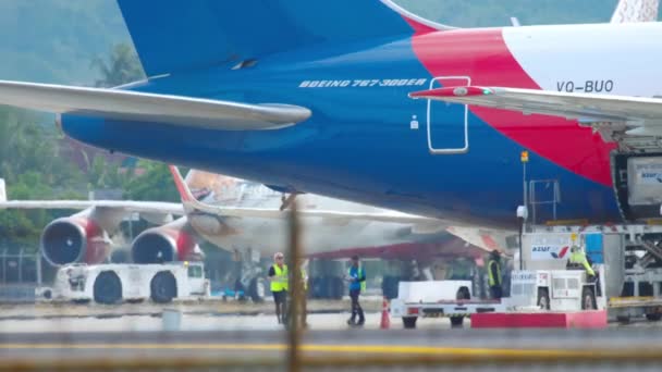 Descarregar a carga de transporte do avião — Vídeo de Stock