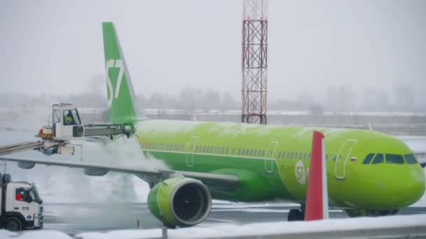 Máquina de pulverização de líquido anti-gelo na asa da aeronave. — Vídeo de Stock