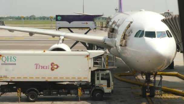 Bodenabfertigung von Passagierflugzeugen nach der Landung und vor dem Start Stockvideo