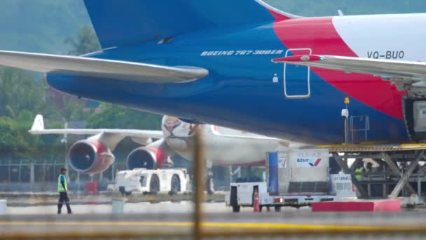 Nahaufnahme im Flugzeug, Vorbereitung auf den Abflug, Verladen des Gepäcks Videoclip