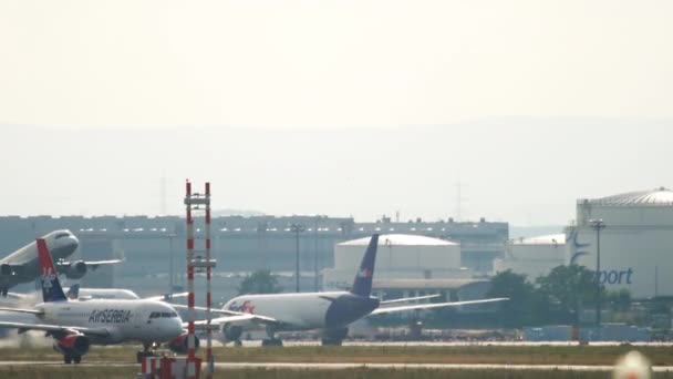 Το αεροπλάνο της Lufthansa απογειώνεται από Φρανκφούρτη — Αρχείο Βίντεο