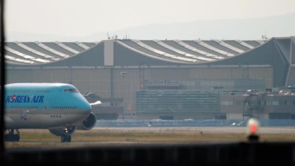 Korean Air no Aeroporto Internacional de Frankfurt — Vídeo de Stock