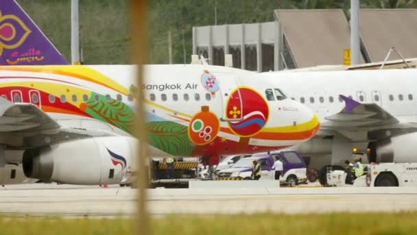 Bangkok Air A320 in Phuket International luchthaven — Stockvideo