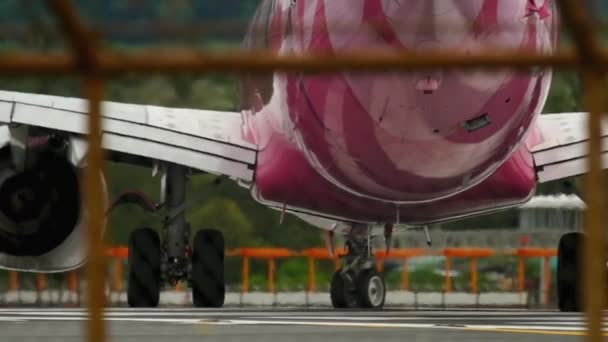 Vista trasera de la aeronave girando, primer plano — Vídeos de Stock