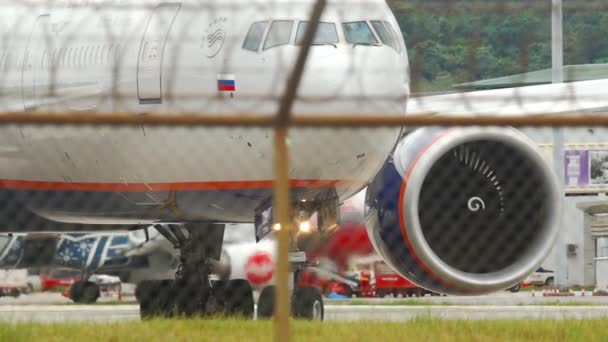 Aeroflot Boeing 777 auf dem Flughafen von Phuket — Stockvideo
