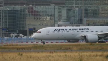 Hayalperest taksiler kalkıştan önceki piste gidiyor.