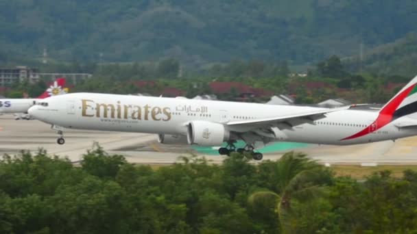 Aterrizaje en cámara lenta Emirates — Vídeos de Stock