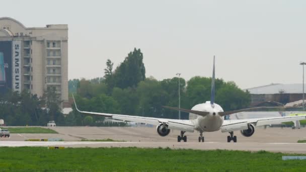 阿斯塔纳航空公司着陆后刹车 — 图库视频影像