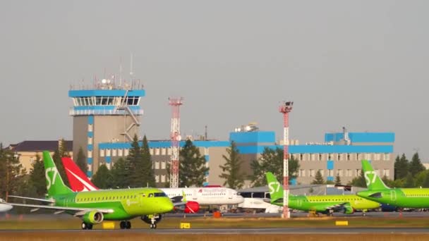 S7 Embraer 170 salida del avión de línea de reacción regional — Vídeos de Stock