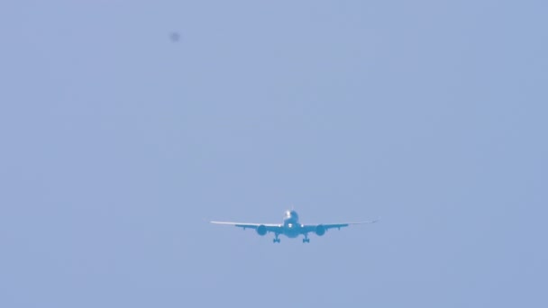 Пассажирский самолет спускается для посадки — стоковое видео