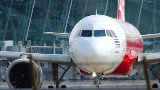 Дешевая авиакомпания AirAsia на взлетно-посадочной полосе — стоковое видео