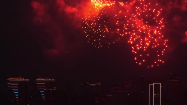 Fuegos artificiales festivos en el cielo nocturno de la gran ciudad — Vídeo de stock