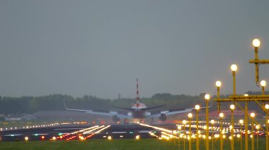 Uçak indikten sonra kalkıyor.