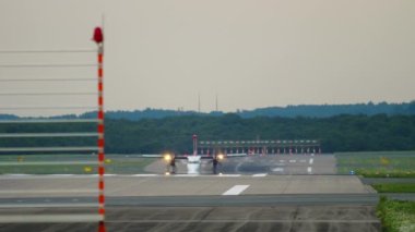 Turboprop uçak havaalanına varıyor.