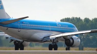 Gelen bir uçağın yakın çekimi.