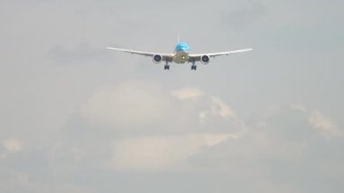 Gelen bir KLM uçağının ön görüntüsü