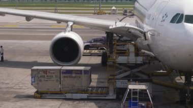 Gemiye yiyecek yüklüyorum.