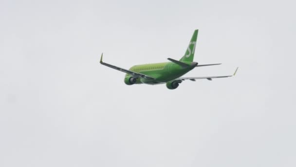 Samolot S7 Airlines startuje z lotniska — Wideo stockowe