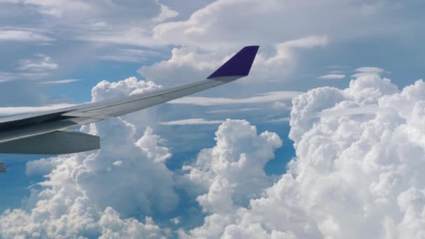 Volando un avión a través de nubes blancas — Vídeo de stock