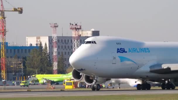 ASL 항공 소속 보잉 747 기의 화물이 담긴 긴 사진 — 비디오