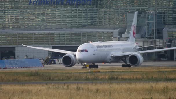 Japan Airlines taxiing contra terminal do aeroporto de Frankfurt — Vídeo de Stock