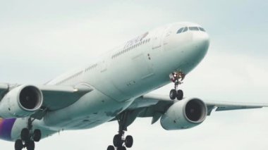 Yukarıdan uçak, iniş, yakın plan.