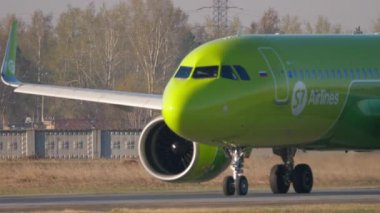 Yolcu uçağı şafakta kalkmaya hazırlanıyor.