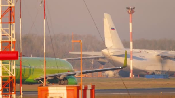 S7 Airlines виїхала з Толмачево. — стокове відео