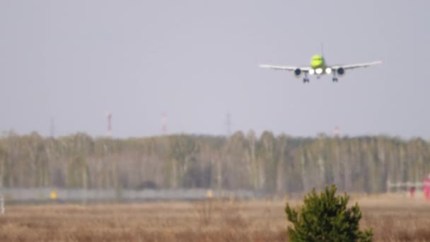 Avión acercándose al aterrizaje, distorsión de la bruma dura — Vídeos de Stock