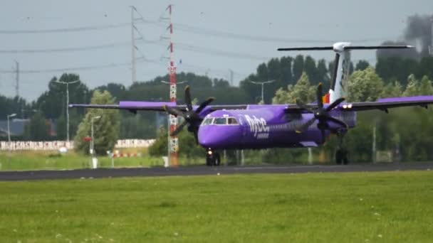 Turboprop-Flugzeug bremst nach Landung — Stockvideo