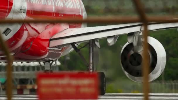 AirAsia på startbanan närbild — Stockvideo