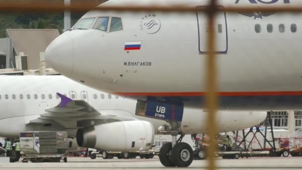 Ruský dopravce Aeroflot odlétá z letiště Phuket — Stock video