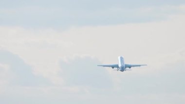 Kalkan bir uçağın arka görüntüsü