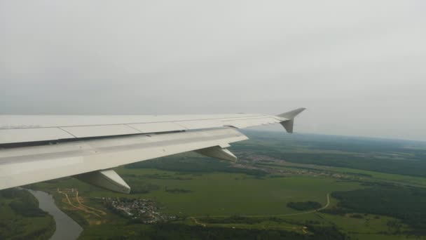 Снято из окна коммерческого авиалайнера — стоковое видео