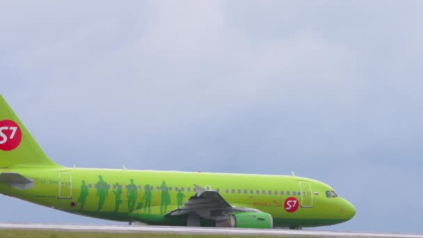 Boeing 737 S7 airlines in airport — 图库视频影像