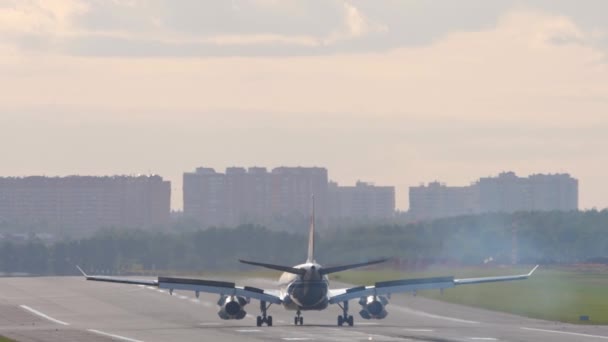 Flugzeug ist angekommen und bremst auf der Landebahn — Stockvideo