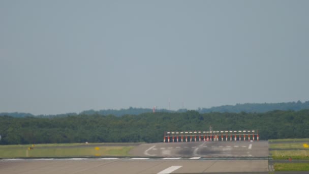 Letecká doprava na letišti Düsseldorf — Stock video