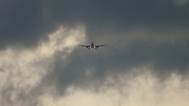 Gökgürültüsü bulutlarının arkaplanındaki uçak — Stok video