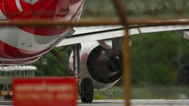 Подробный крупный план самолета на взлетно-посадочной полосе — стоковое видео