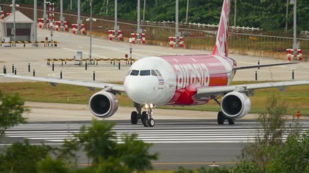 Airbus A320 Air Asia rides taxiing — Stock Video