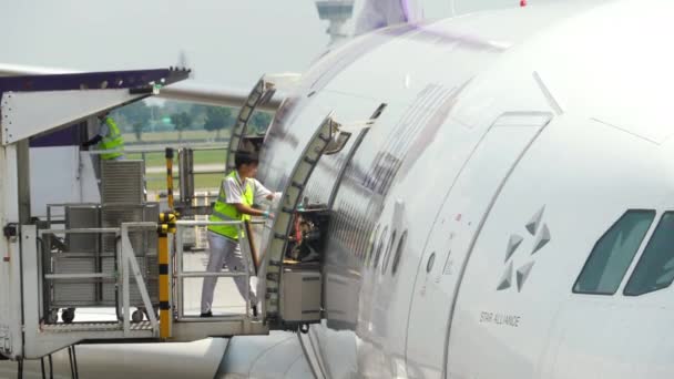 Repülőgépek karbantartása a repülőtéren — Stock videók