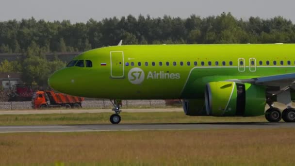 S7 Airlines inbromsning av passagerarplan — Stockvideo