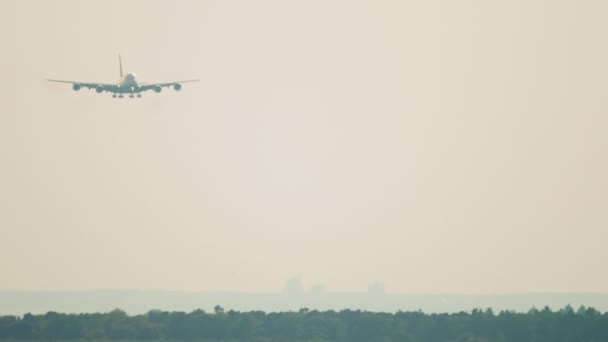 Négymotoros repülőgép közeledik a leszálláshoz. — Stock videók