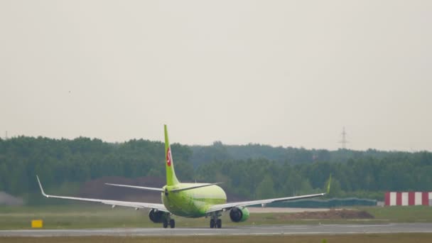 Авіакомпанія S7 виїхала з аеропорту Толмачево. — стокове відео