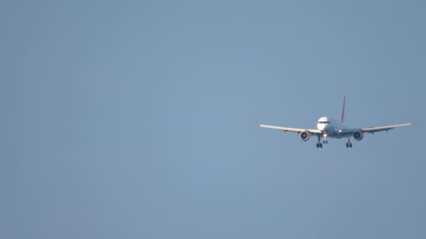 Avião de passageiros desce para aterragem — Vídeo de Stock