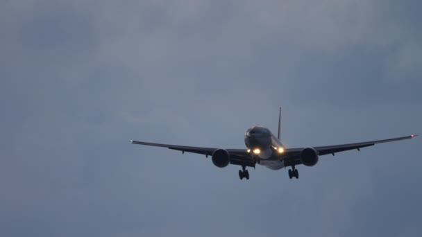 Aterrizaje en avión cercano — Vídeo de stock