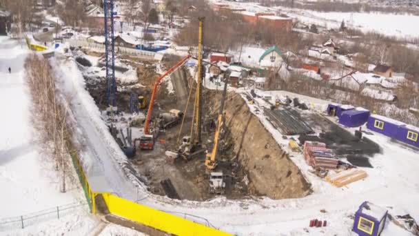 Timelapse constructeurs de vue de dessus la construction d'un bâtiment — Video