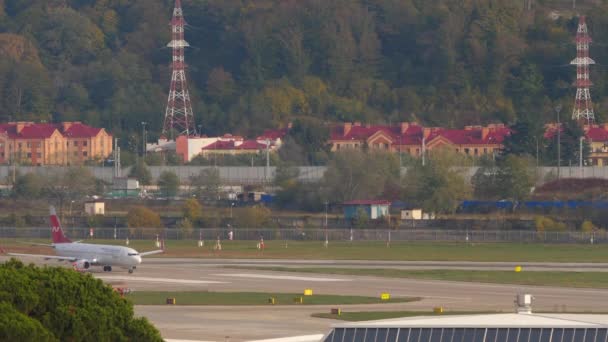 Avião Norwind Airlines taxiando após o desembarque — Vídeo de Stock