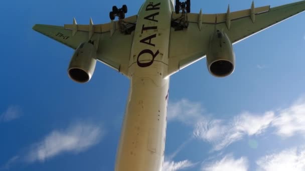 Pesawat penumpang terbang di atas kepala — Stok Video