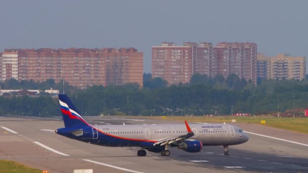 Aeroflot utasszállító repülőgép a kifutópályán — Stock videók